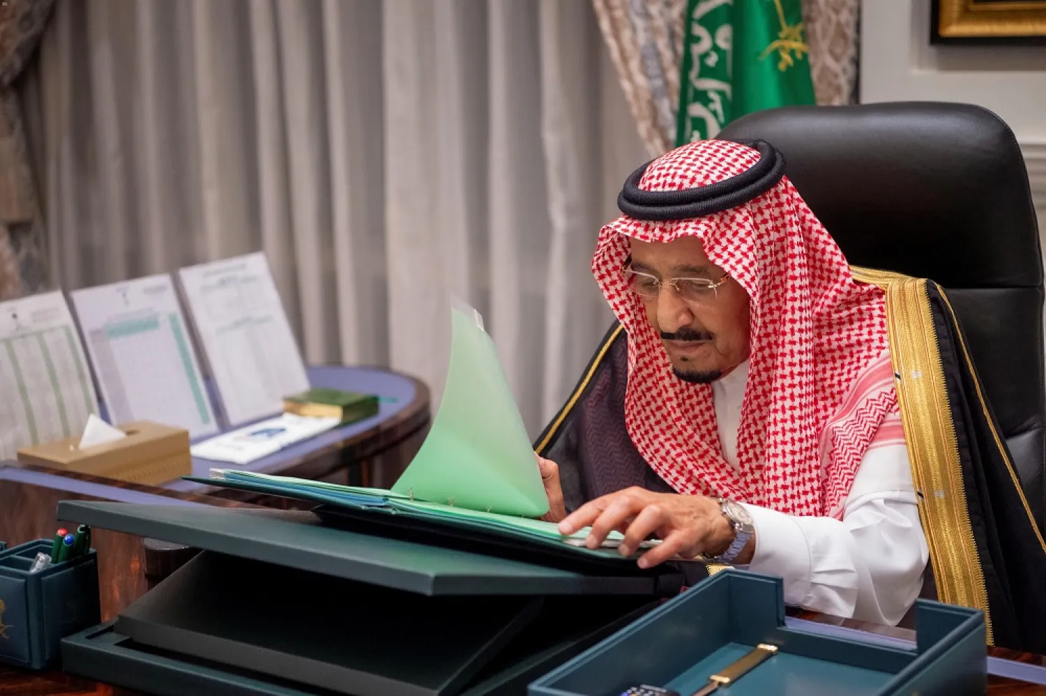 Custodian of the Two Holy Mosques King Salman bin Abdulaziz chairs a cabinet meeting in Neom. (SPA)