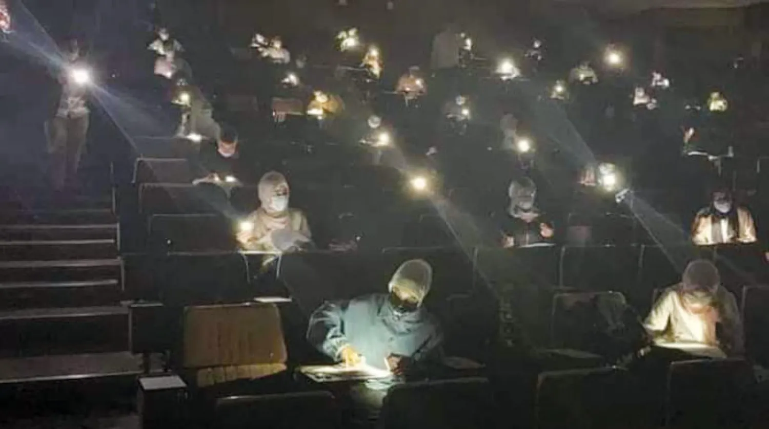 طلاب ليبيون يؤدون الامتحان على ضوء الجوال (جامعة بنغازي)