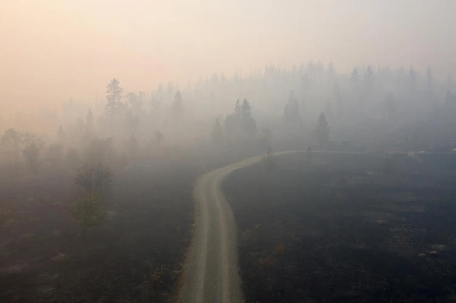 FILE PHOTO: Smoke from the South Obenchain Fire blankets a hillside in Eagle Point, Oregon, US, September 10, 2020. REUTERS/Adrees Latif