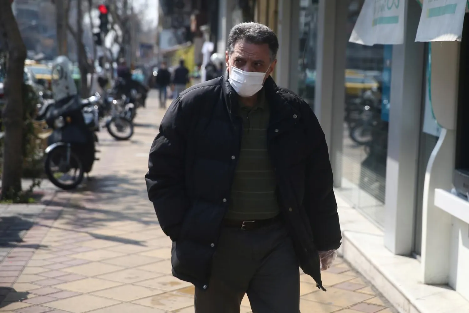 An Iranian man wears a protective face mask, following the coronavirus outbreak, as he walks in Tehran, Iran March 5, 2020. WANA (West Asia News Agency)/Nazanin Tabatabaee via REUTERS