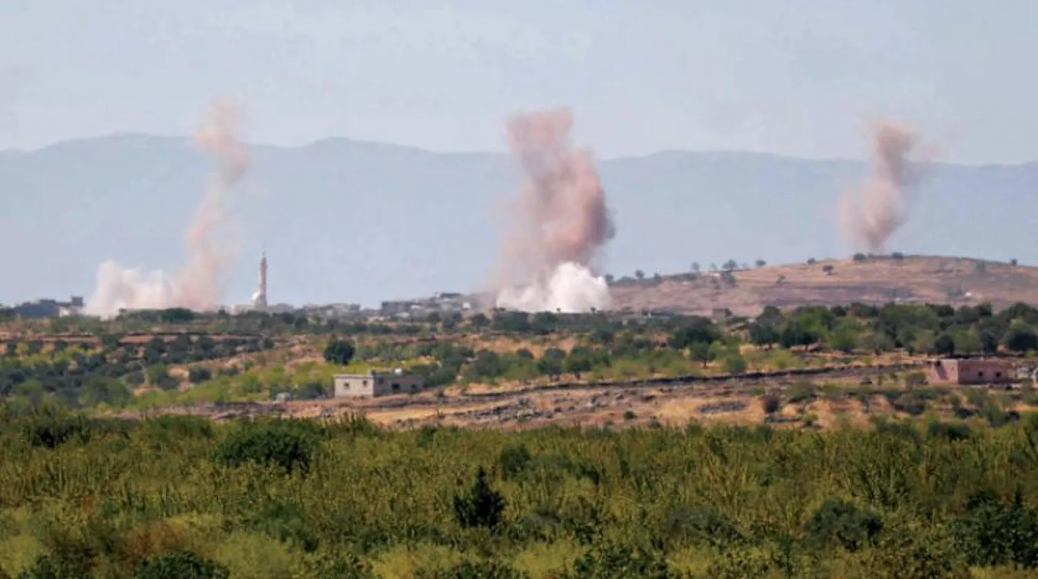 İdlib’in güneyinde Suriye rejimine sadık güçlerin bulunduğu noktaların bombalamasının ardından bölgeden dumanlar yükseldi (AFP)