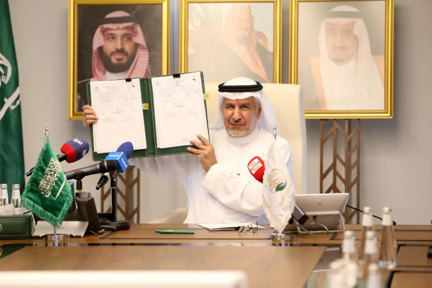 المشرف العام على المركز الدكتور عبدالله الربيعة يوقع االاتفاقيات (سعد الدوسري)