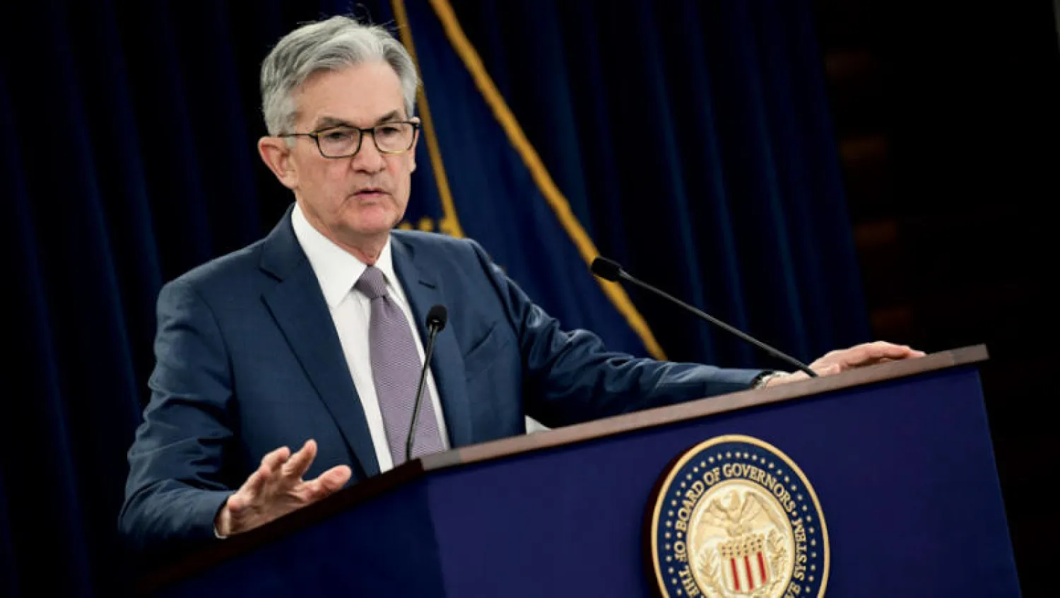 حاول رئيس {الفيدرالي} جيروم باول الطمأنة حول التعافي الاقتصادي... لكن إشاراته إلى طول الطريق واستمرار الفائدة المنخفضة لفترة طويلة دفعت الأسواق للتراجع (أ.ف.ب)