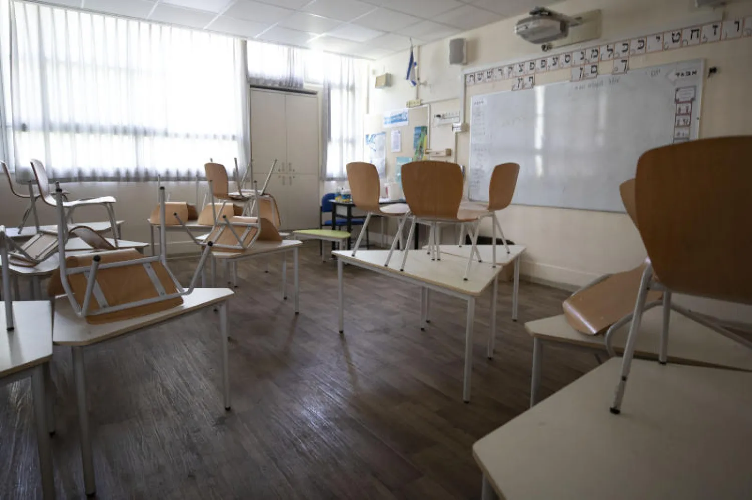 فصل خالٍ من الطلاب في مدرسة ابتدائية بتل أبيب (أ.ب)