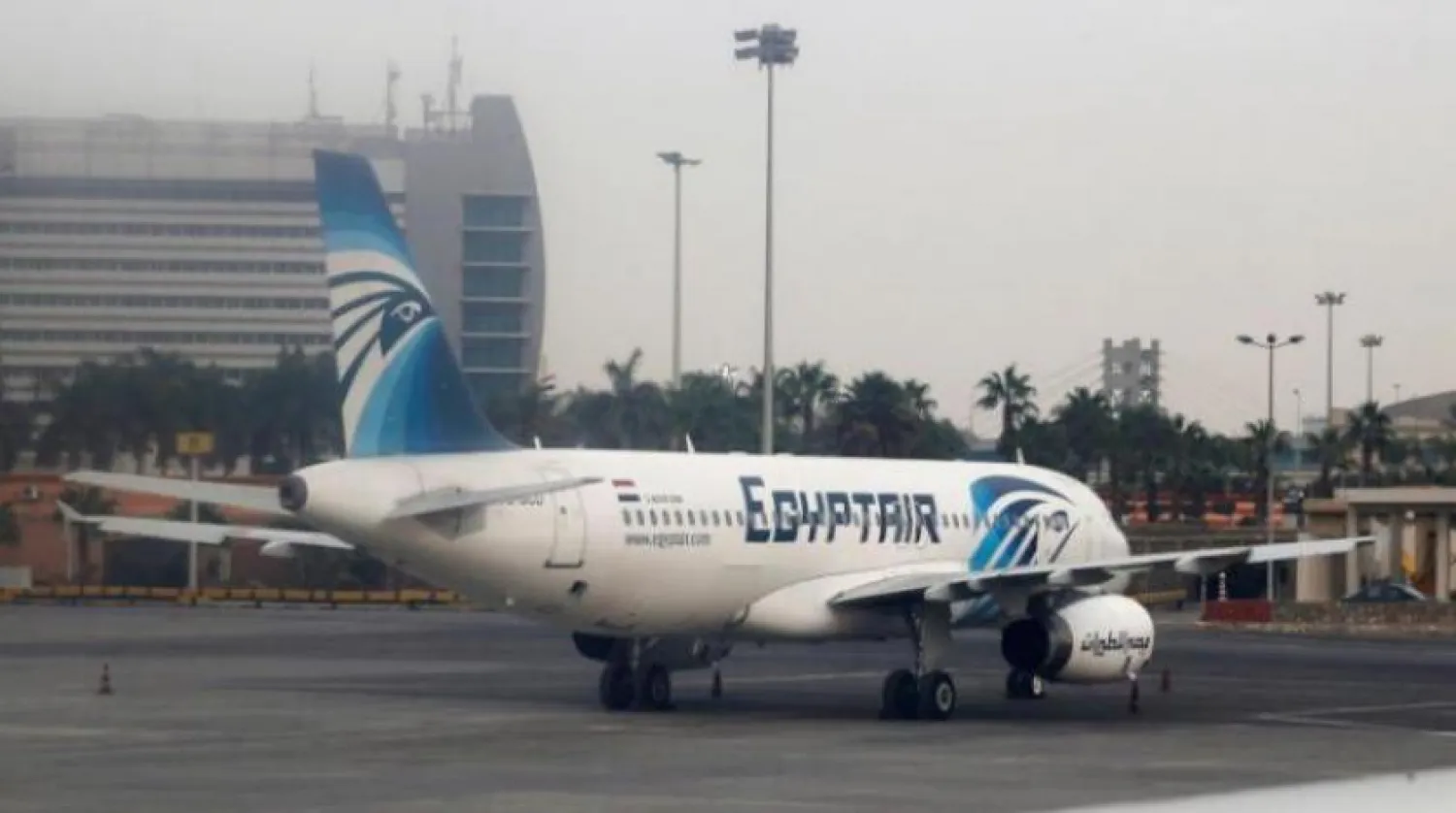 Kahire Uluslararası Havalimanı'ndaki 'EgyptAir' şirketine ait bir uçak (Reuters)