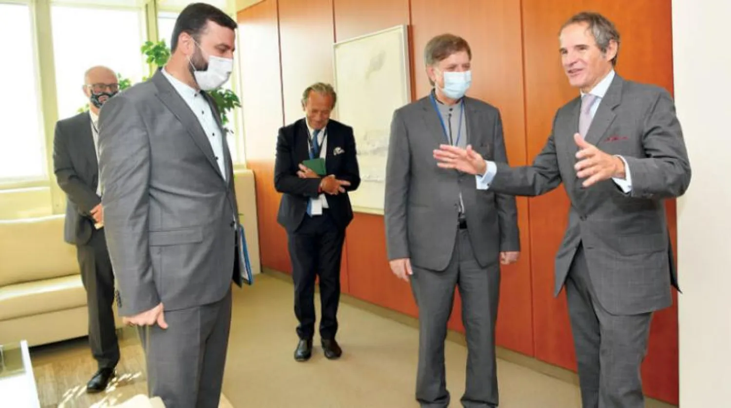 UAEA Başkanı, İran Dışişleri Bakan Yardımcısı Muhsin Baharvend ve İran’ın uluslararası kurumlar nezdindeki daimi temsilcisi Kazım Garipabadi’yi Viyana’da kabul etti. (Uluslararası Atom Enerjisi Kurumu)