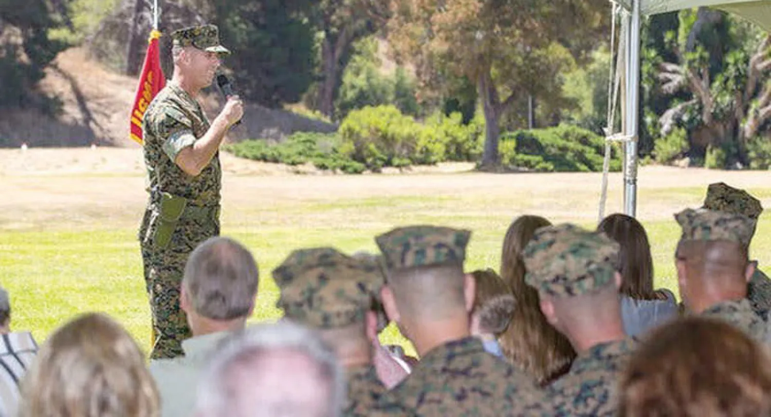 العقيد ستيفن كين القاضي العسكري في المحاكمة طويلة الأمد يتحدث أمام مجموعة من ضباط غوانتانامو (نيويورك تايمز)