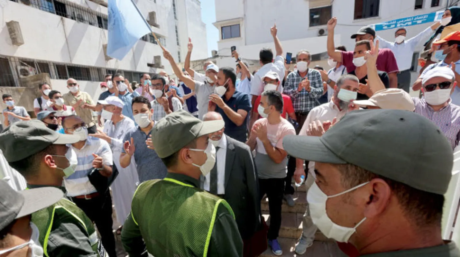 تحرك احتجاجي للكوادر الصحية في الرباط الاثنين الماضي (رويترز)