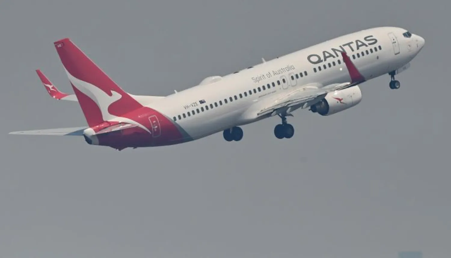 طائرة من طراز «بوينغ 737 – 800» تابعة لشركة «كانتاس» للطيران الأسترالية تقلع من مطار بسيدني (أ.ف.ب)