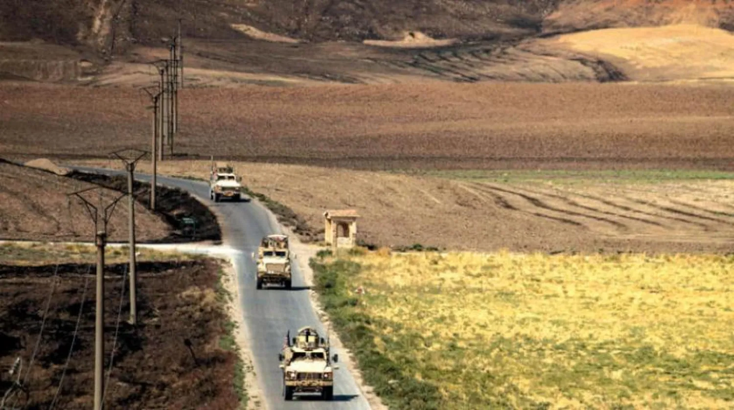 Suriye’nin kuzeydoğusunda bir petrol tesisi yakınındaki ABD devriyesi (AFP)