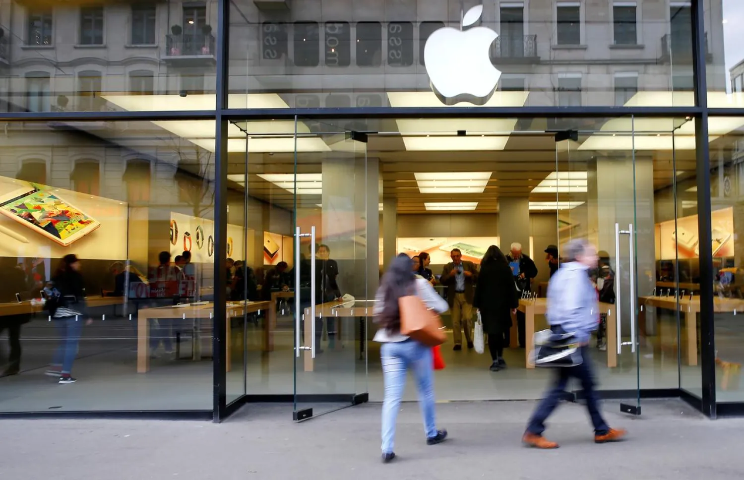 FILE PHOTO: People walk in front of a branch of US technology company Apple in Zurich, Switzerland April 5, 2016. REUTERS/Arnd Wiegmann/File Photo