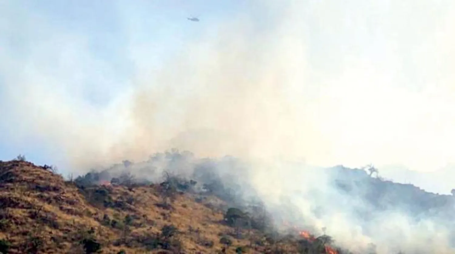 Saudi Civil Defense teams continued to tackle a fire on Amad Mountain in South Taif on Thursday.