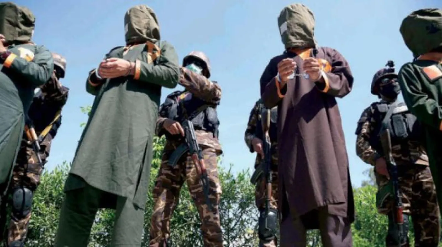 جنود أفغان يلقون القبض على عناصر من حركة «طالبان» (أرشيفية-إ.ب.أ)