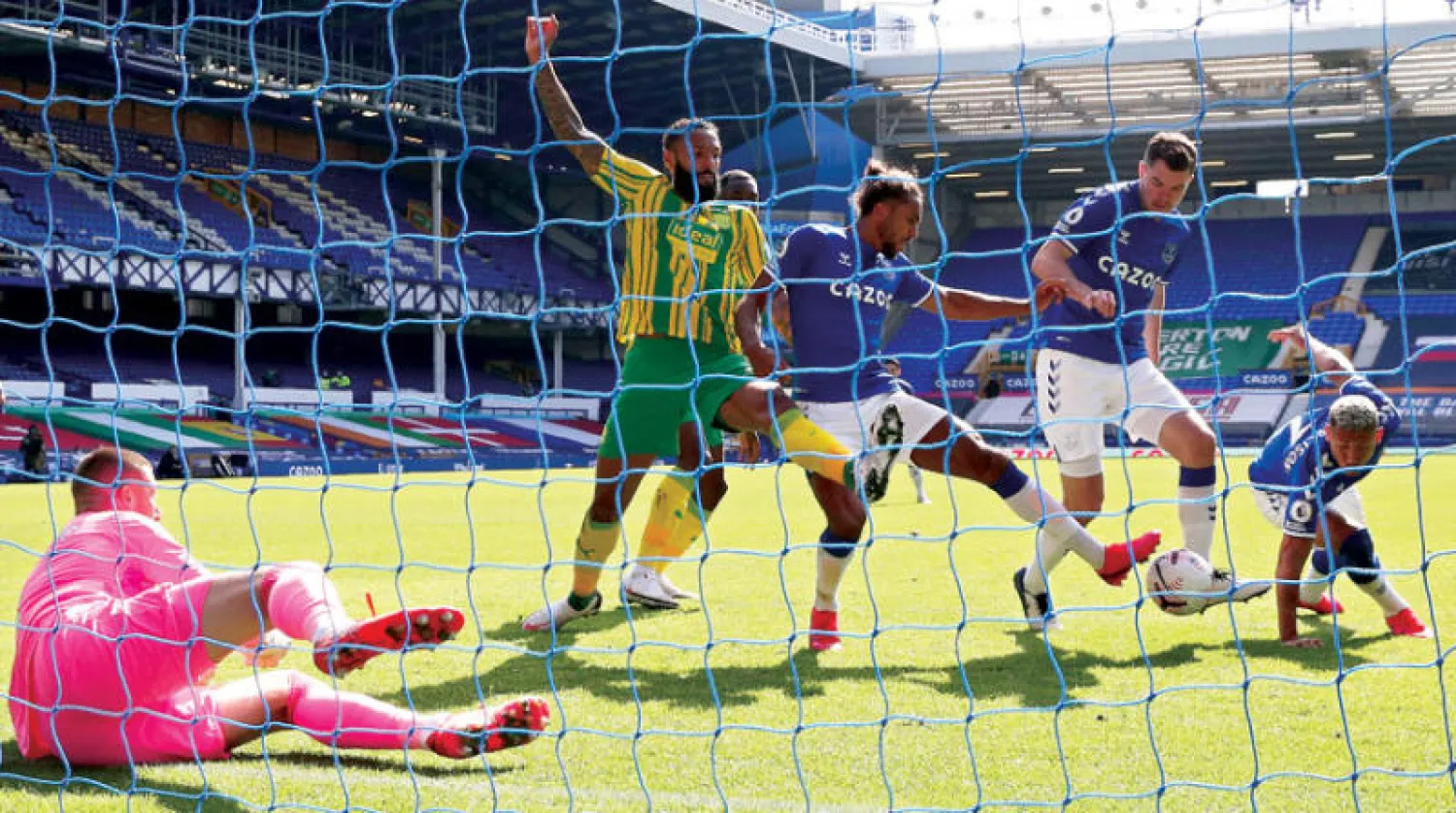 مايكل كين (الثاني من اليمين) يحرز هدف إيفرتون الثالث (أ.ب)