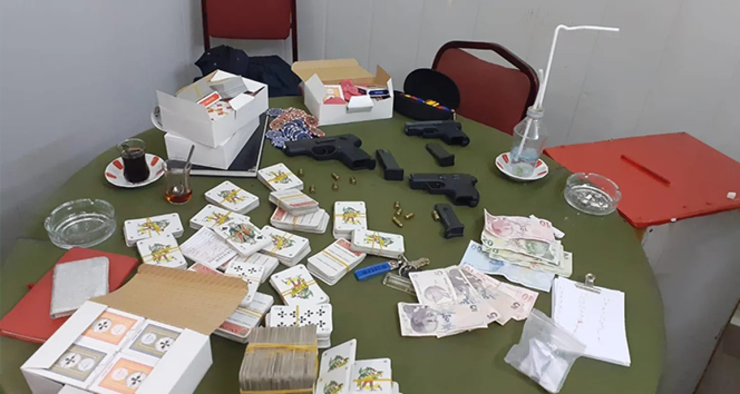 Bursa'da pes dedirten görüntü... Koronaya aldırış etmeden portatif çadır kurup kumar oynadılar