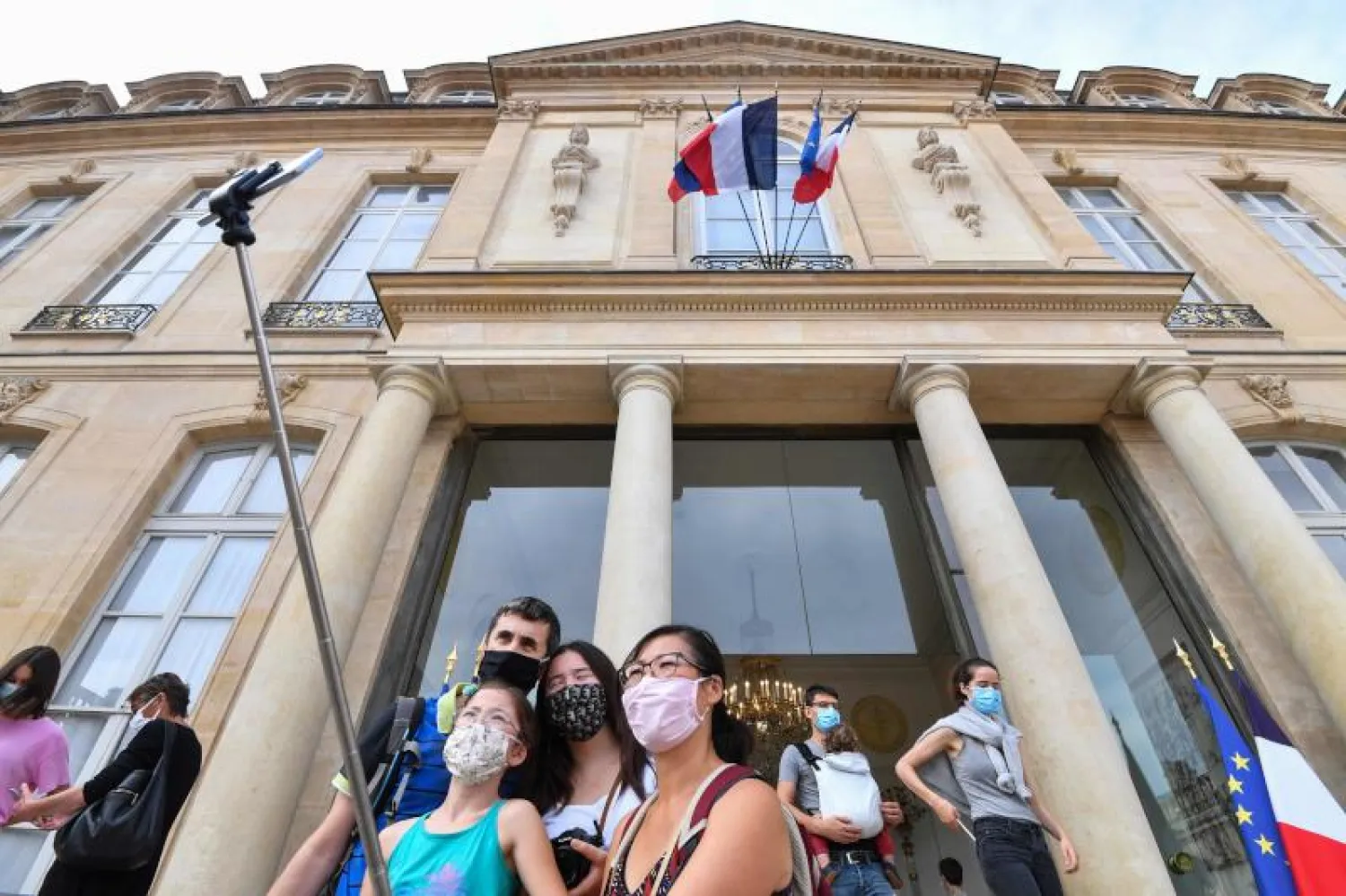 بعض زوار قصر الإليزيه يلتقطون صور «سيلفي» (أ.ف.ب)