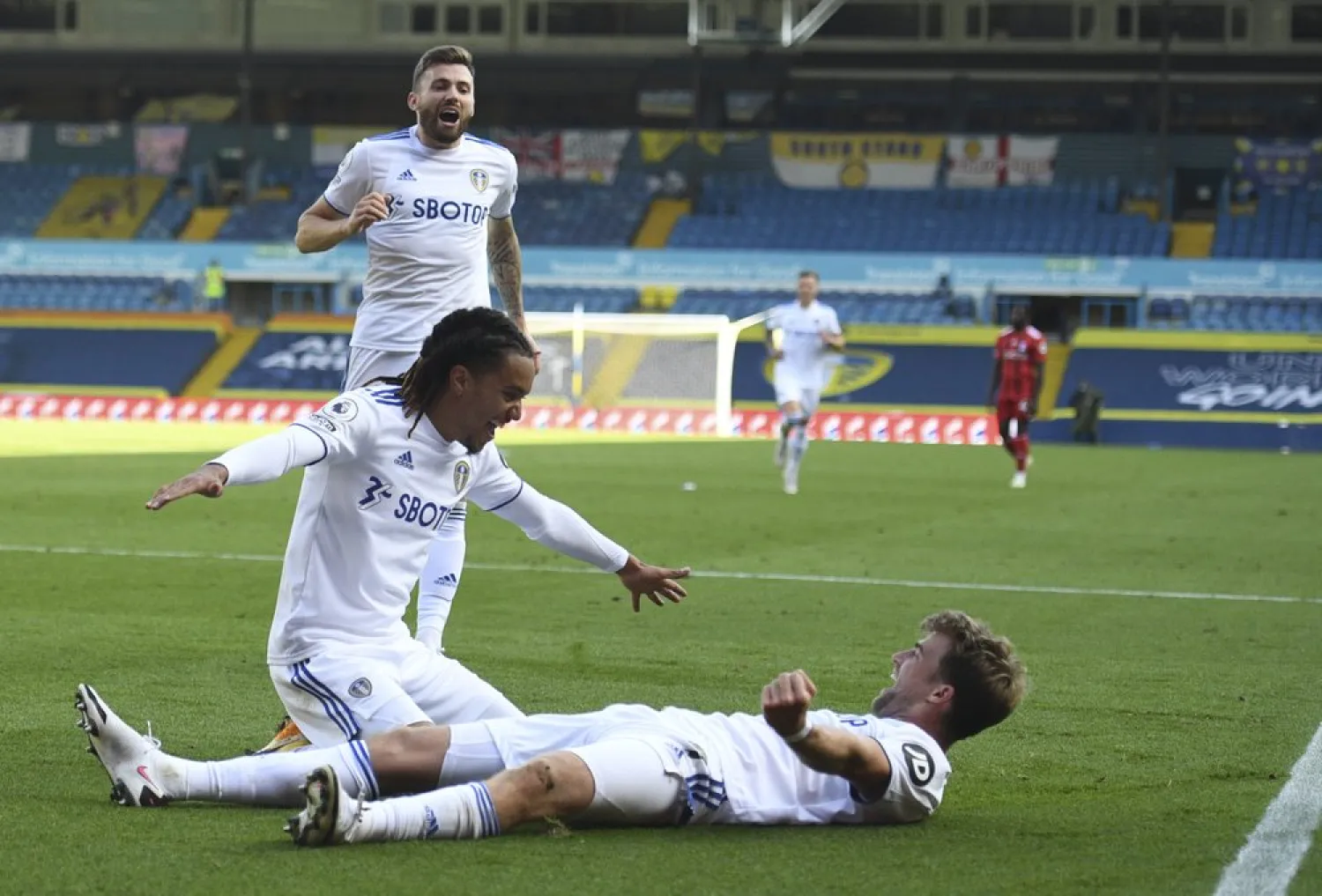 Leeds United's Helder Costa, left, celebrates with teammates after scoring his side's fourth goal during the Premier League match against Fulham, Sept. 19, 2020. (AP)