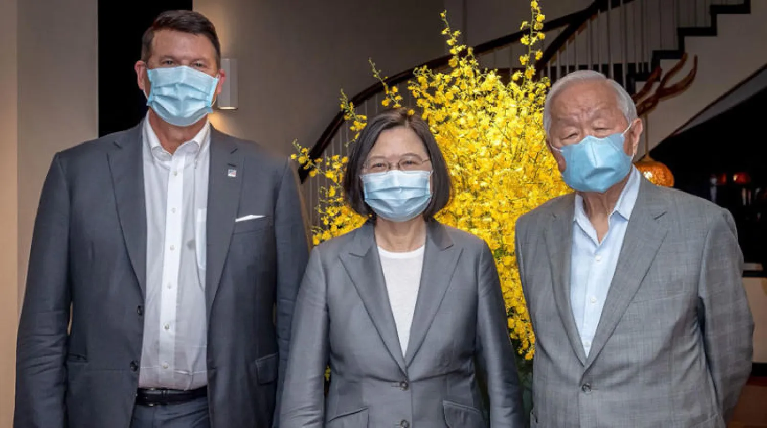 رئيسة تايوان (وسط) مع الضيف الأميركي كاش (يسار) ورجل الأعمال التايواني مصنّع رقائق الكمبيوتر (أ.ف.ب)