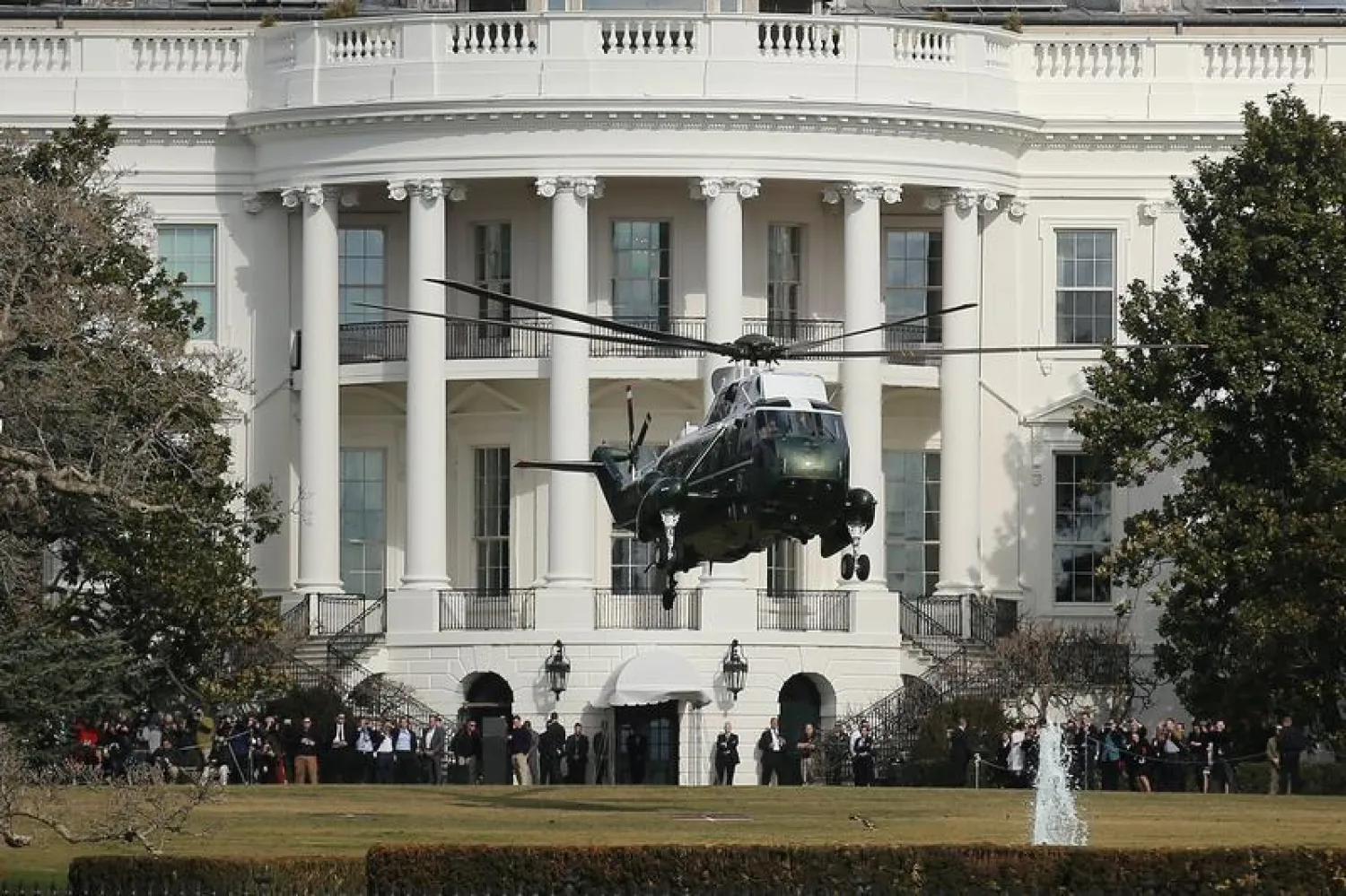 طائرة هيلكوبتر تحلق في محيط البيت الأبيض (رويترز)