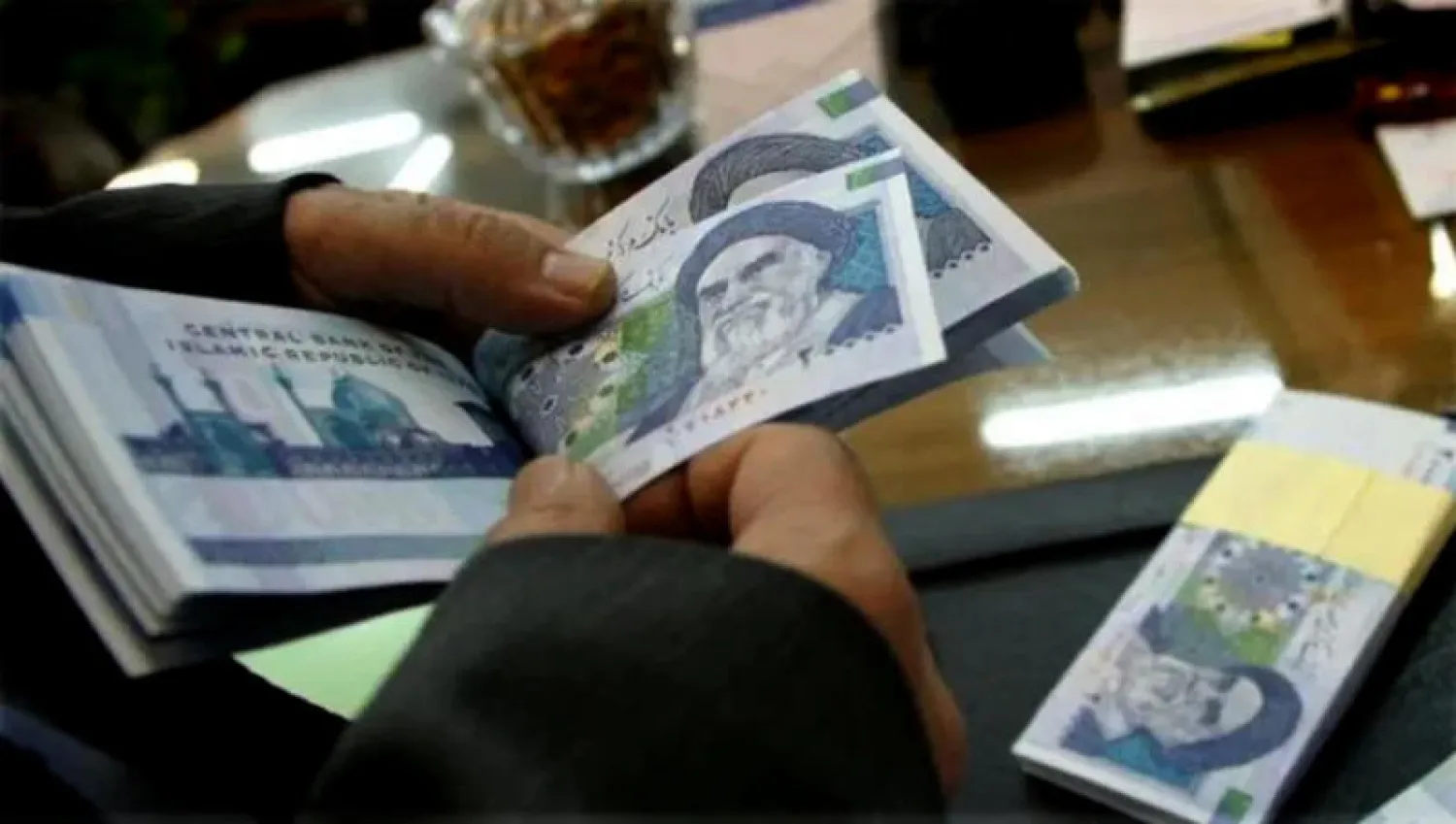 مستوى قياسي منخفض للريال الإيراني