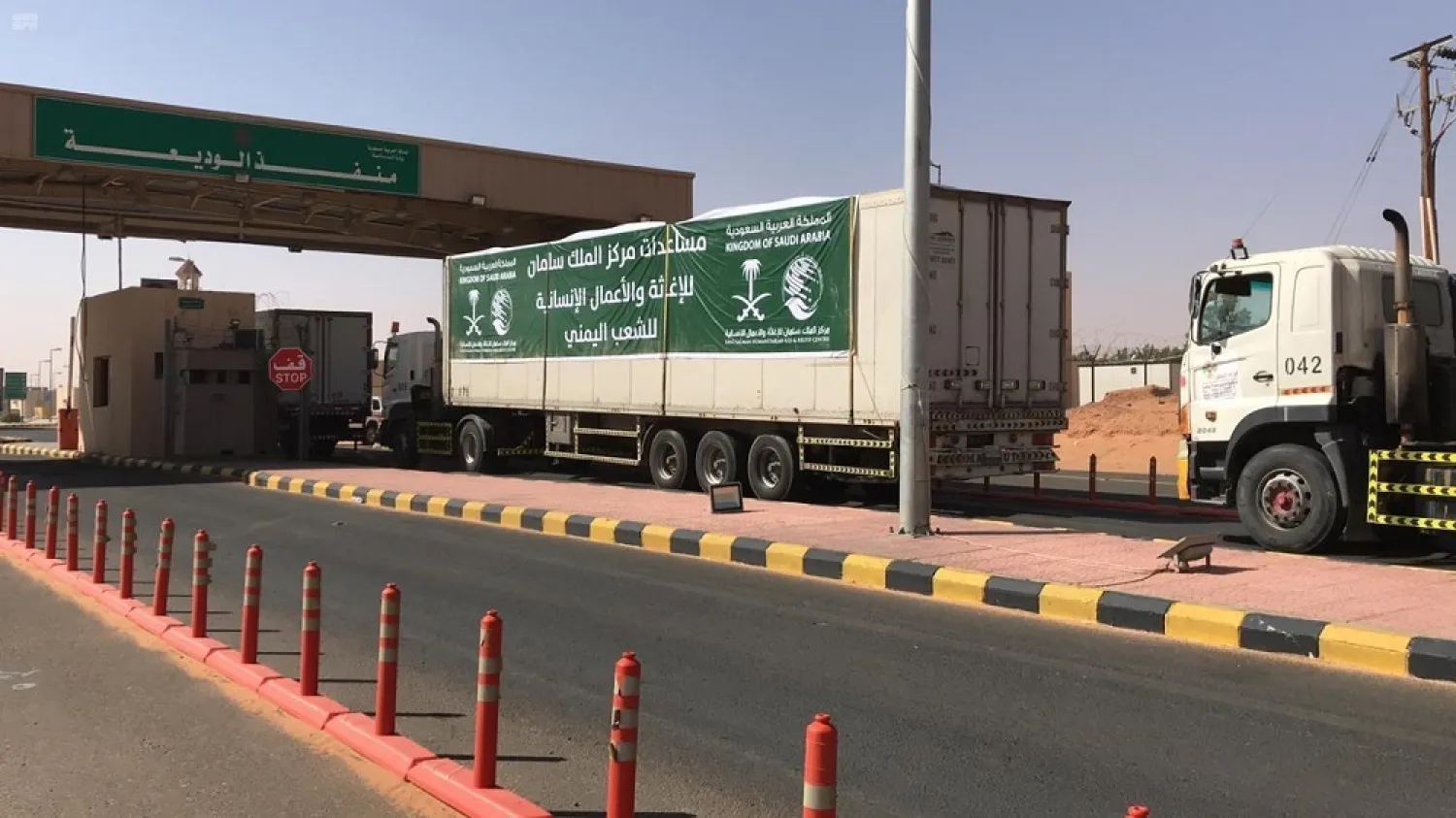 Saudi KSRelief aid trucks enter Yemeni territory. (SPA)