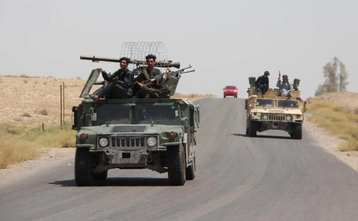 دورية أمنية على طريق هلمند - قندهار السريع (إ.ب.أ)