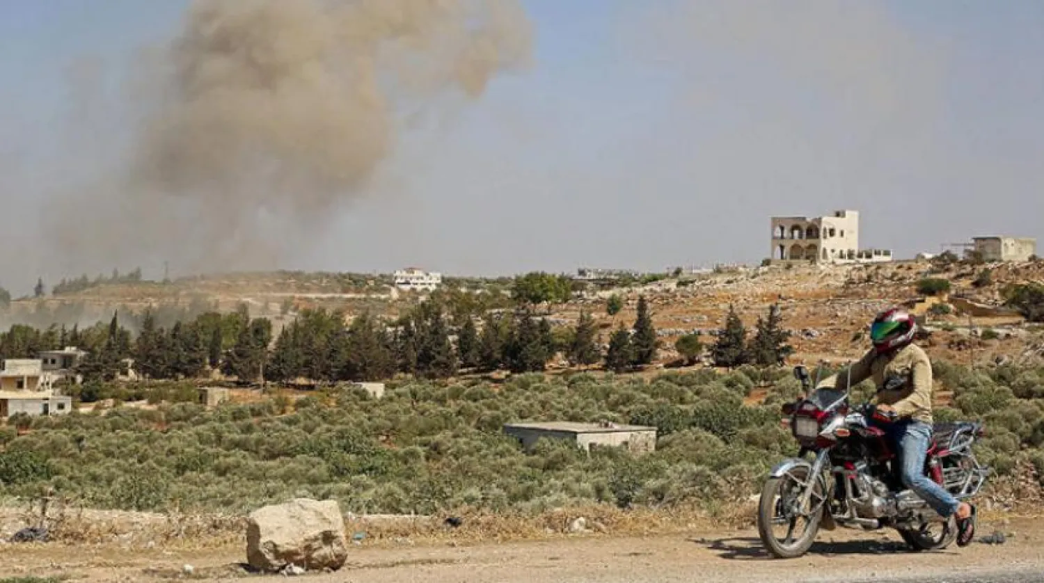 Rus savaş uçaklarının dün İdlib’in batısında gerçekleştirdiği hava saldırılarının ardından dumanlar yükseliyor (AFP)