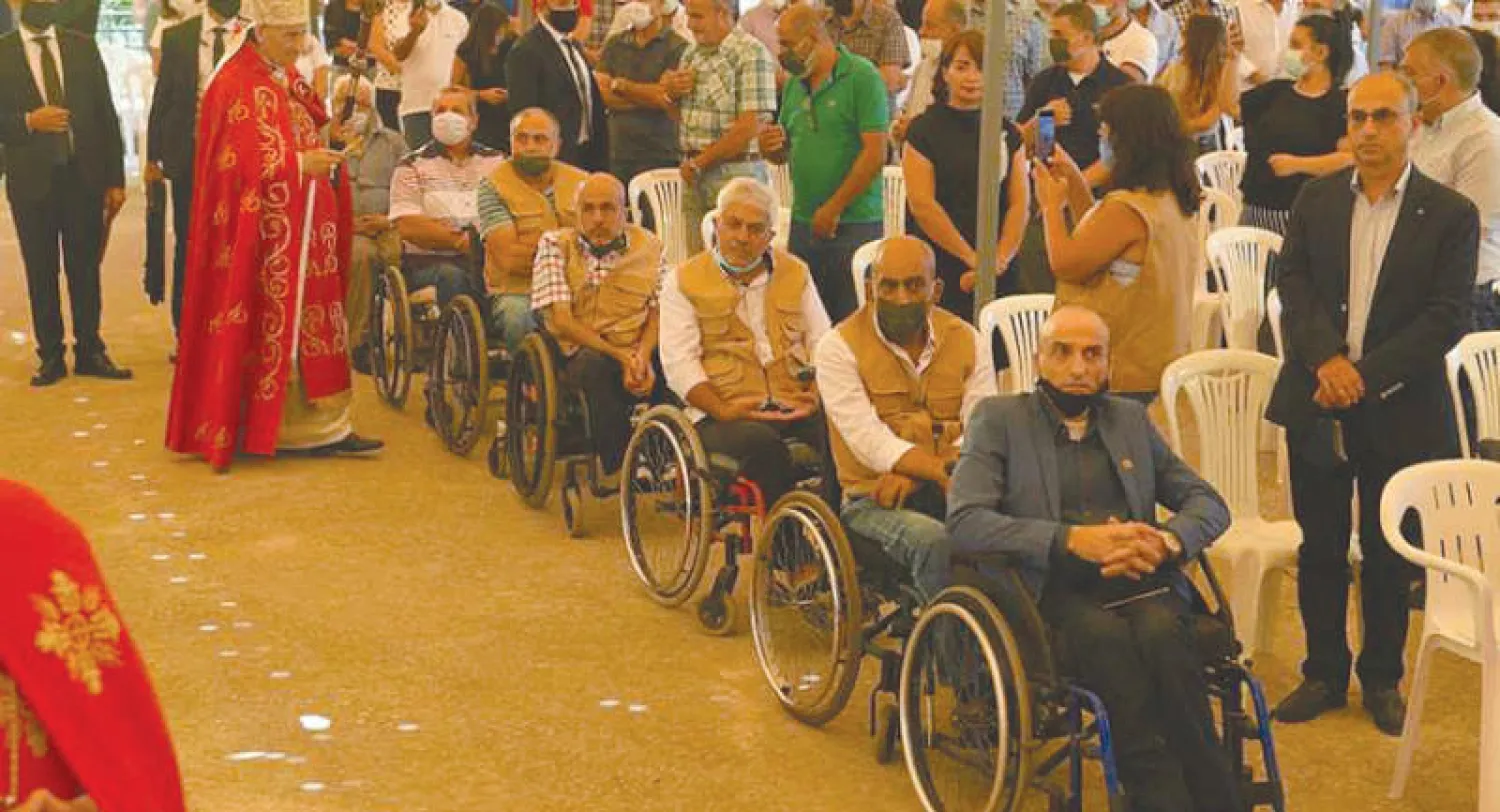 البطريرك بشارة الراعي يمر بالمصلين في قداس الأحد (الوكالة المركزية)