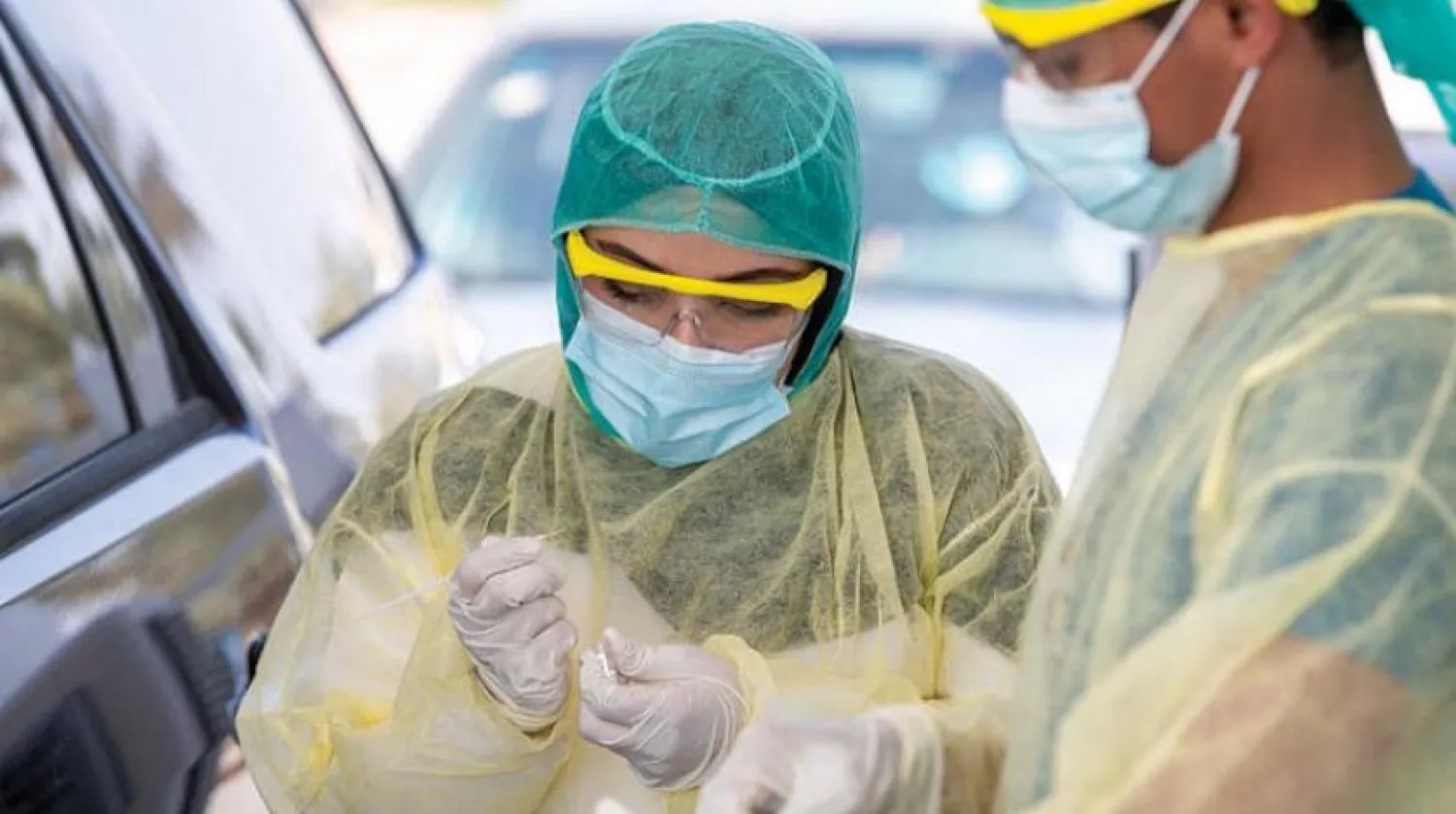 Sağlık çalışanlarının sayısının artması ile test merkezlerine yapılan başvurular hız kazandı. (SPA)