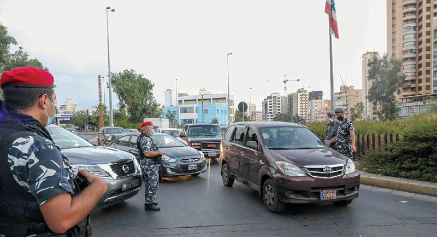 دورية أمنية لمراقبة الالتزام بتدابير الإغلاق الشهر الماضي في بيروت (أ.ف.ب)