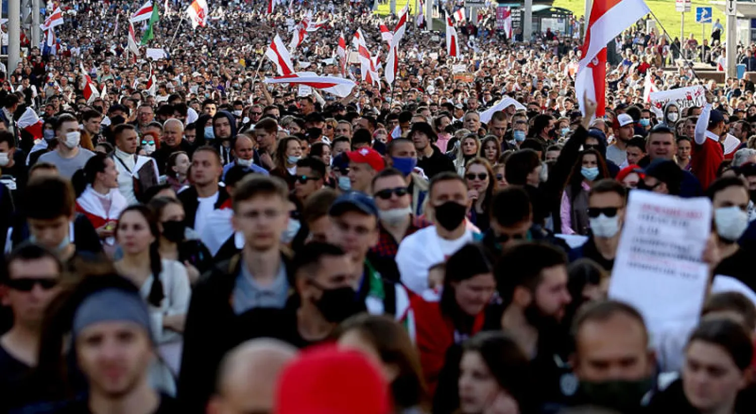 متظاهرون في وسط مينسك أمس (أ.ف.ب)