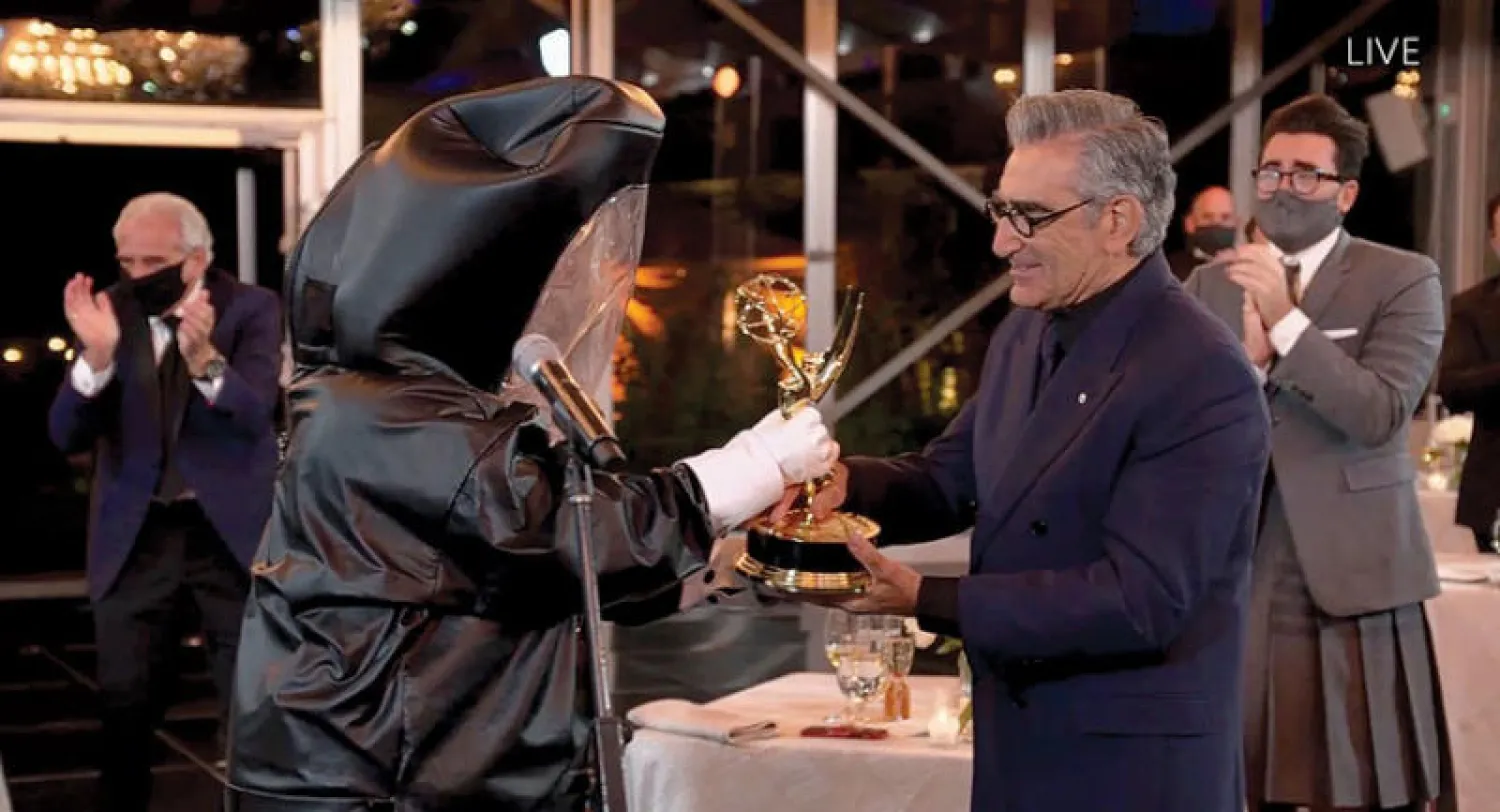 صمم المنظمون بزات «رسمية» للوقاية تتيح تسليم الجوائز إلى الفائزين في منازلهم (إ.ب.أ)