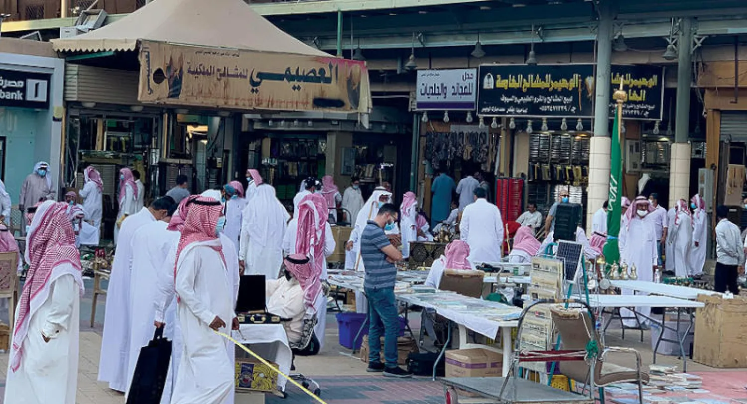 غالبية مرتادي الحراج من كبار السن