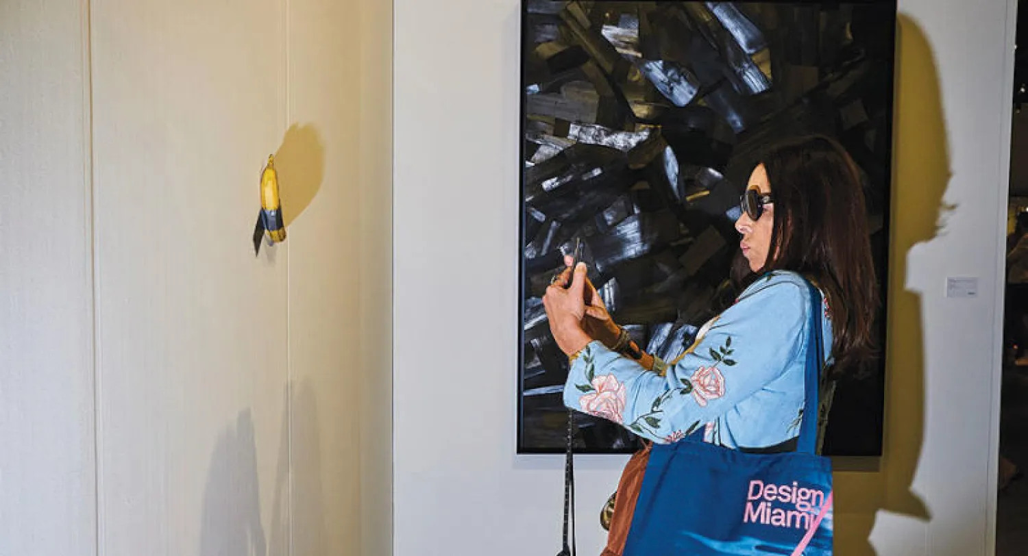 عمل «الكوميديان» للفنان الإيطالي ماوريتسيو كاتيلان يعرض في متحف غوغنهايم (غيتي)