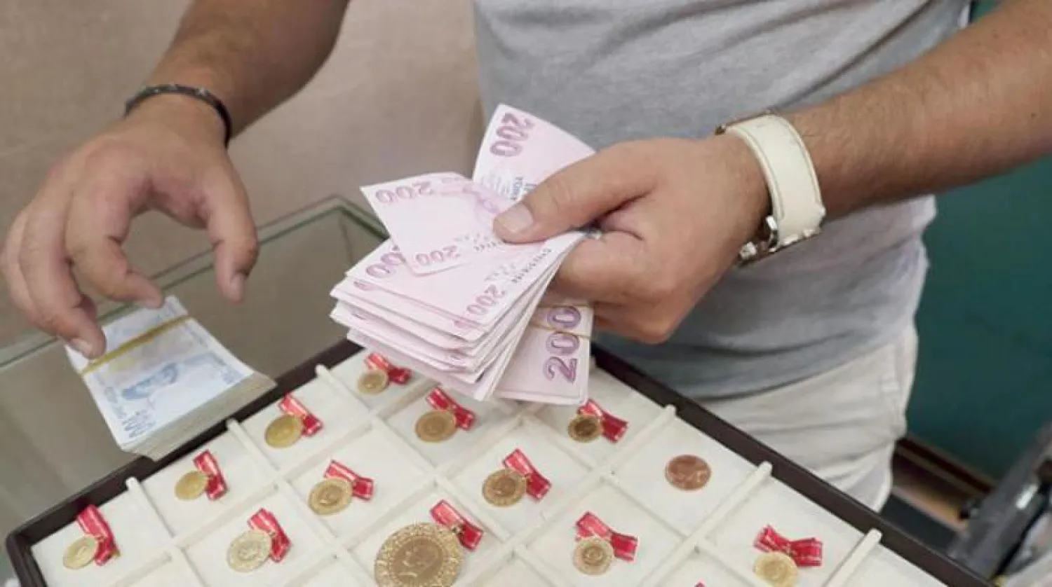 أوراق مالية من الليرة التركية بأحد مكاتب الصرافة فى أنقرة (رويترز)