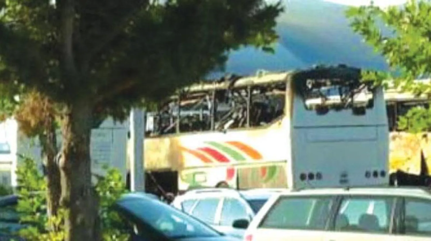 صورة أرشيفية تبين آثار الدمار الذي لحق بحافلة خلال تفجير بورغاس الانتحاري في يوليو 2012 (الشرق الأوسط)