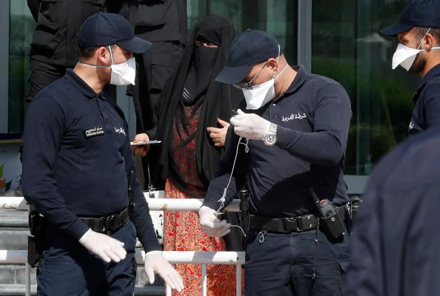 الشرطة القطرية تقف خارج فندق في الدوحة حيث يخضع مصابي «كورونا» للحجر الصحي (أ.ف.ب)