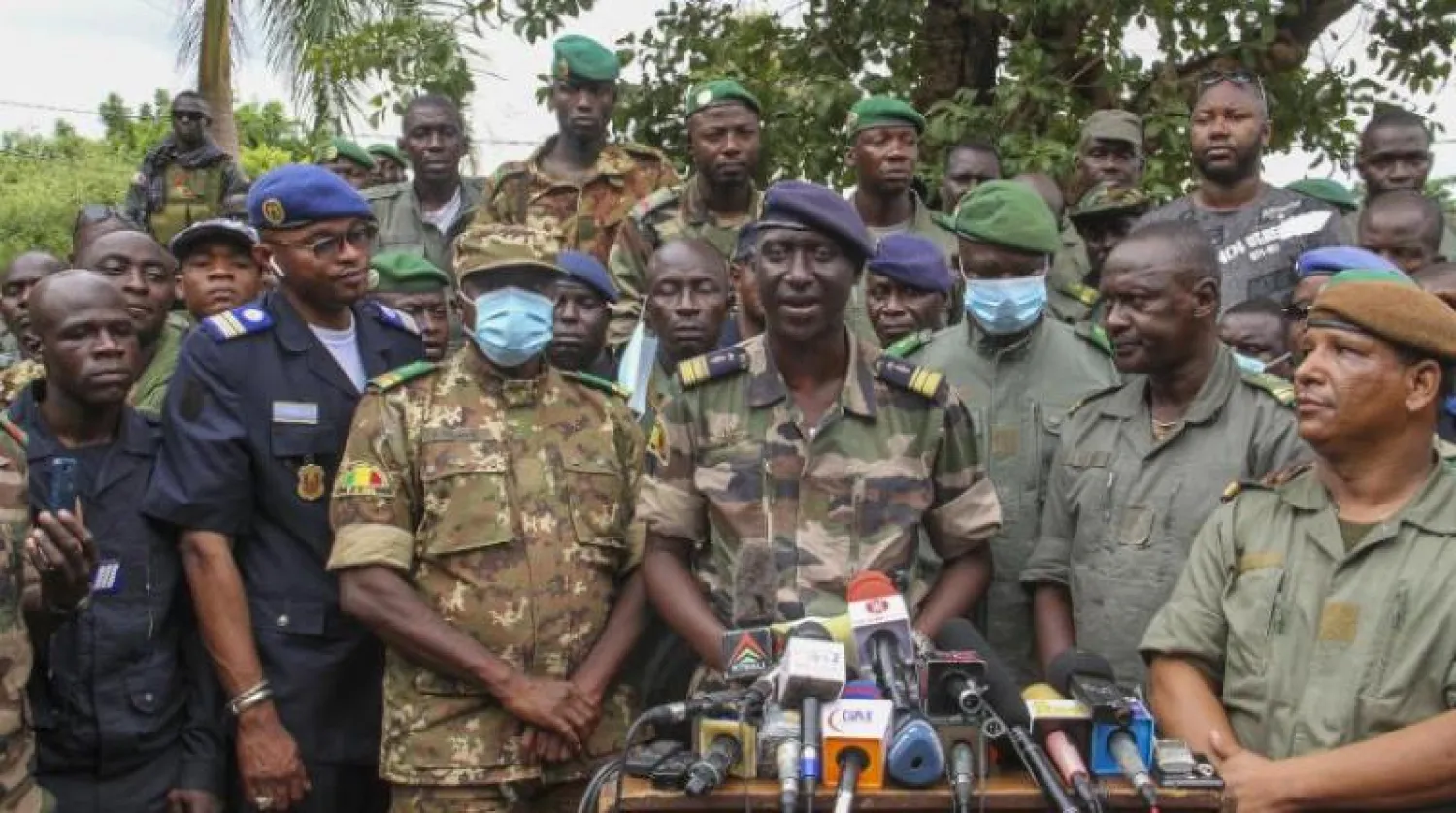 المتمردون الذين نفذوا الانقلاب العسكري في مالي يعقدون مؤتمراً صحافياً في مدينة كاتي (أ.ب)