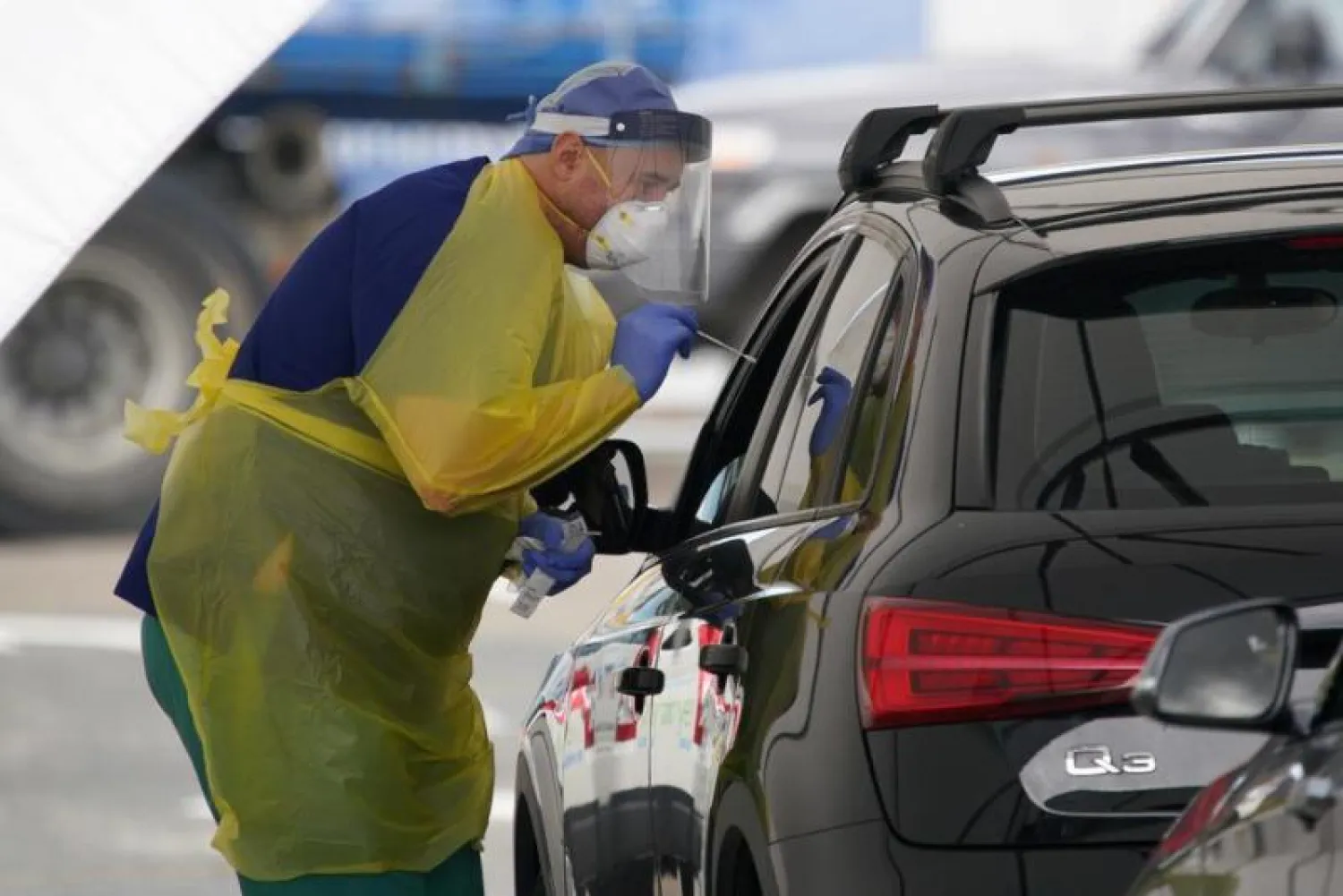 أحد العاملين بالمجال الطبي خلال سحب عينة اختبار «كورونا» في نيوزيلندا (أرشيفية - رويترز)