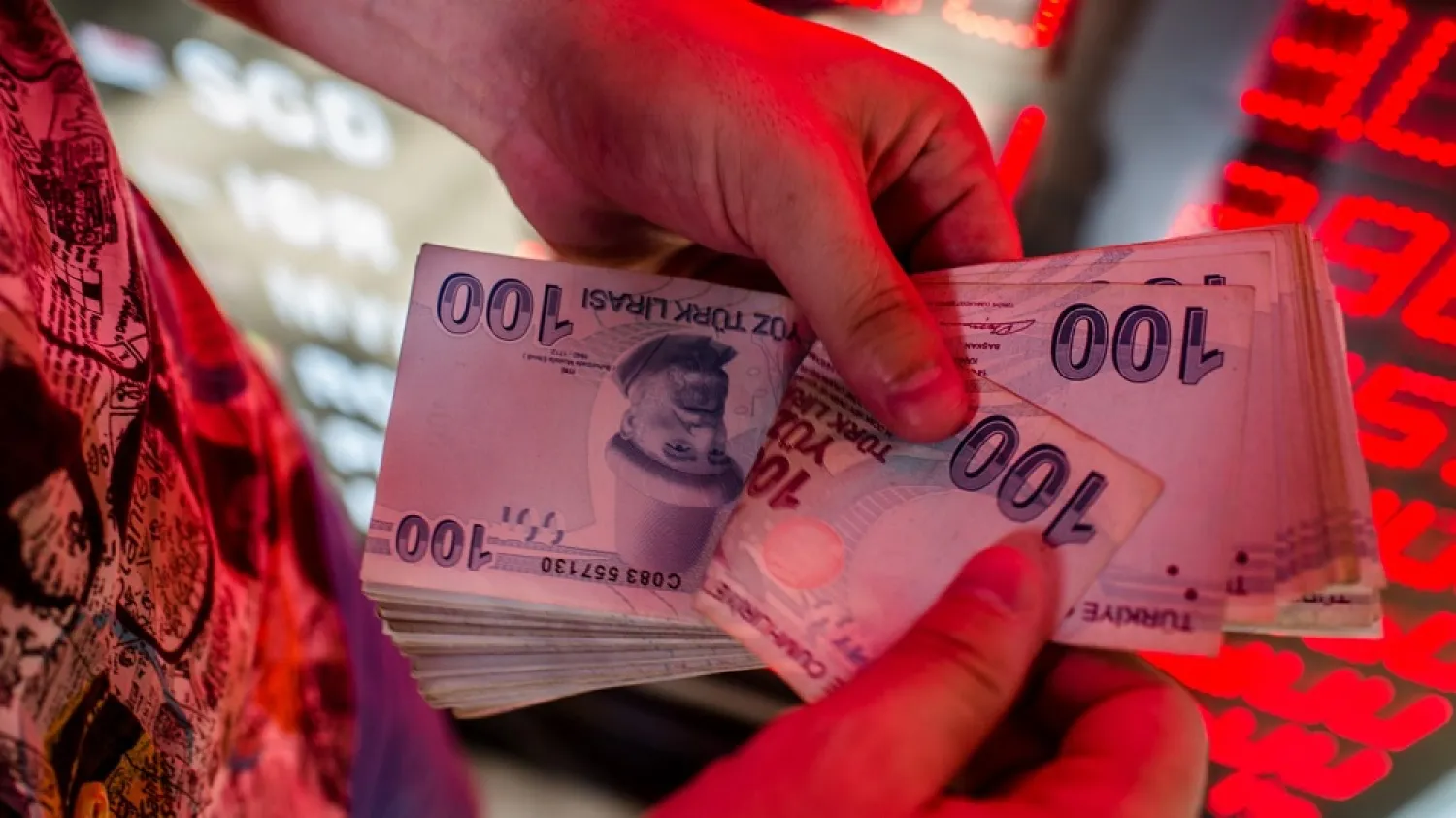 A money changer counts Turkish lira banknotes at a currency exchange office in Istanbul, on August 8, 2018. (Getty Images)