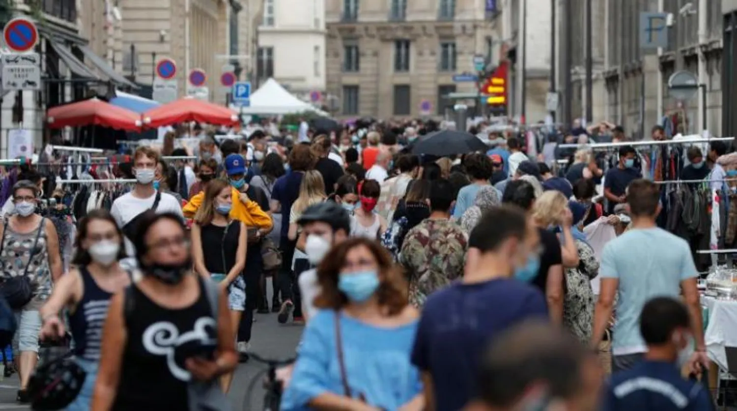 Fransa’nın Paris şehrinde maske takan insanlar (AFP)