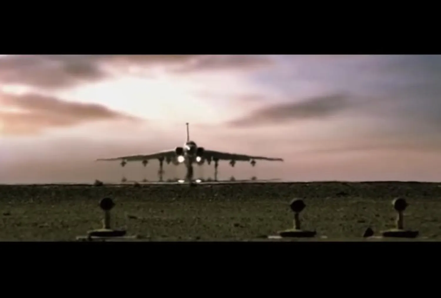 لقطة من الفيديو الذي نشره الجيش الصيني تظهر إقلاع قاذفة نووية من طراز «إتش 6»