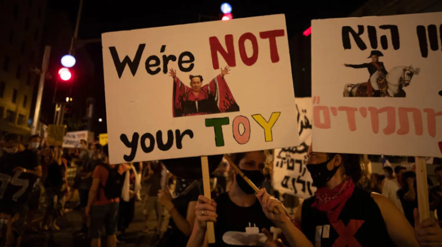 المظاهرات الأسبوعية مستمرة في إسرائيل رغم الإغلاق بسبب «كورونا» (إ.ب.أ)