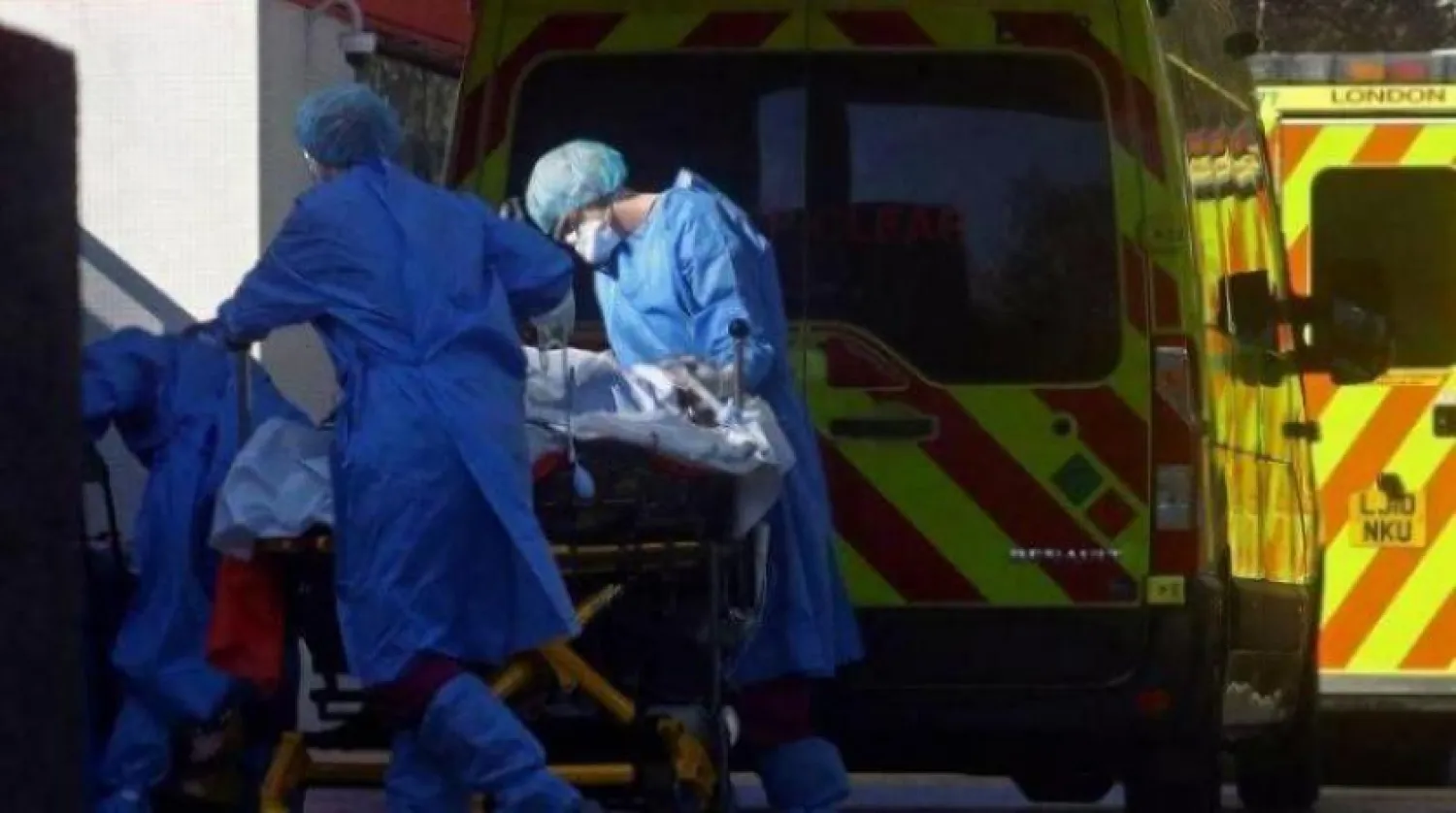 Londra’da bir hasta hastaneye naklediliyor (Reuters)