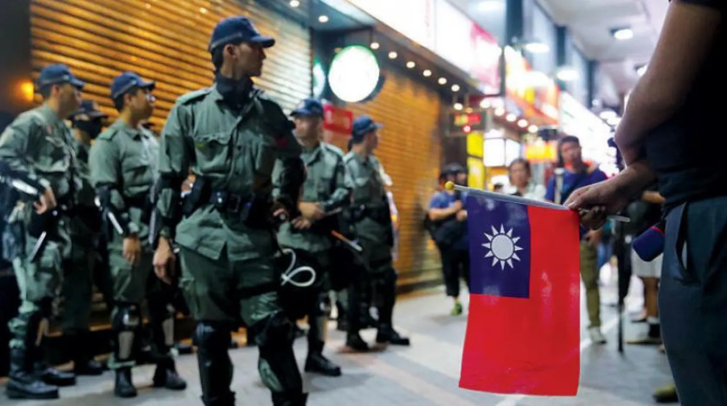 Hong Kong’daki bir gösterici, Tayvan ulusal günü olan 10 Ekim’de Tayvan bayrağını tutuyor (EPA)
