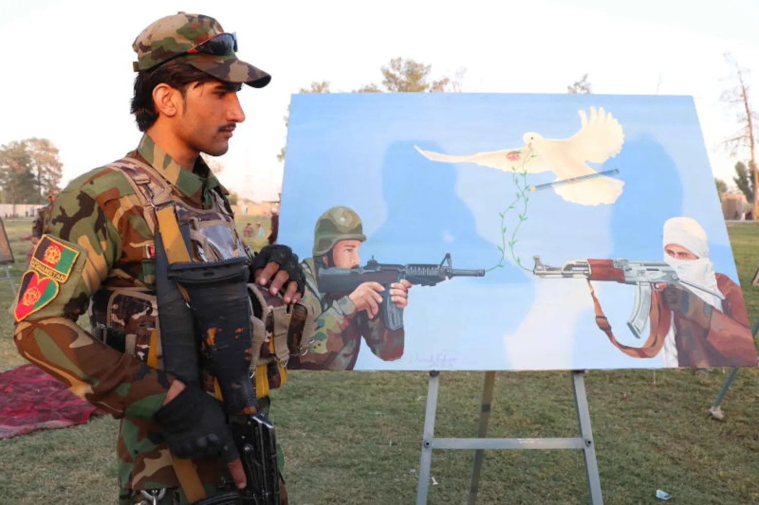 جندي أفغاني يقف حارسًا خلال معرض في يوم السلام العالمي ولدعم محادثات الدوحة بين طالبان والحكومة الأفغانية  في قندهار (إ.ب.أ)