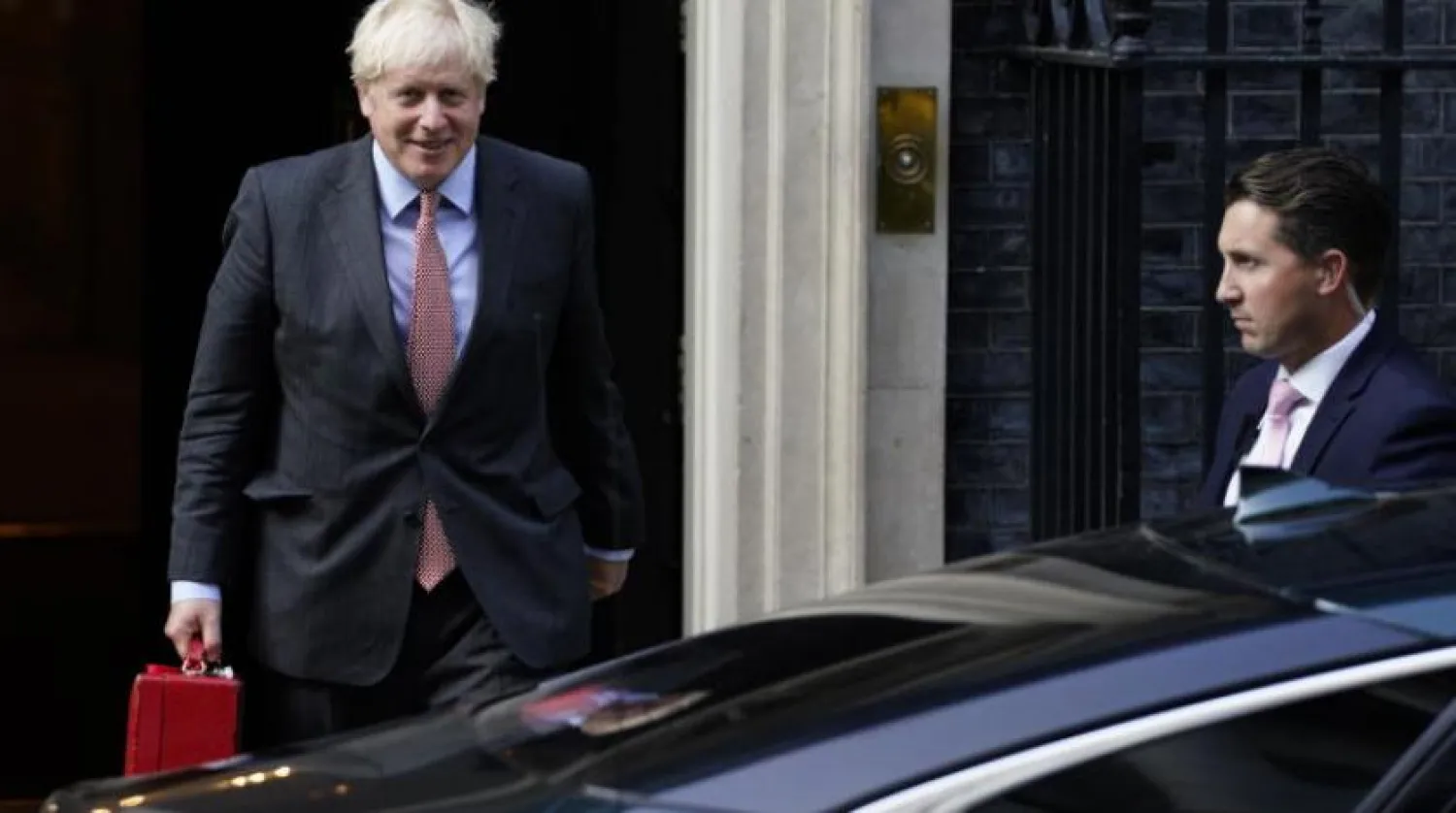 İngiltere Başbakanı Boris Johnson 10 Downing Street’teki konutundan ayrılırken (EPA)