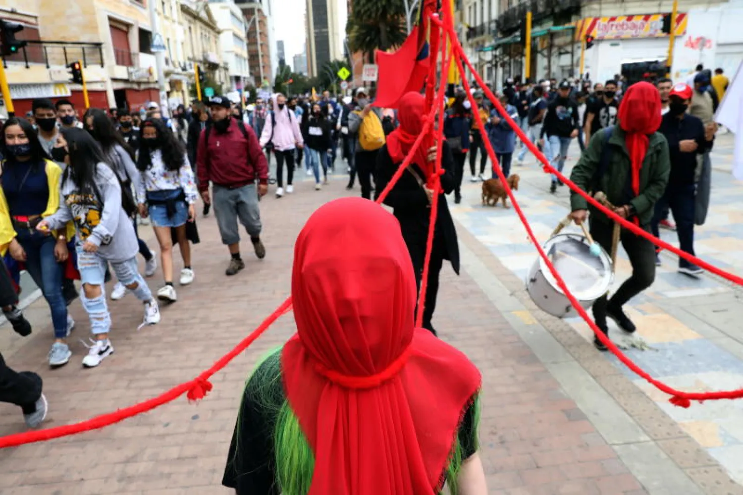 مسيرة احتجاجية في العاصمة الكولومبية بوغوتا (إ.ب.أ)