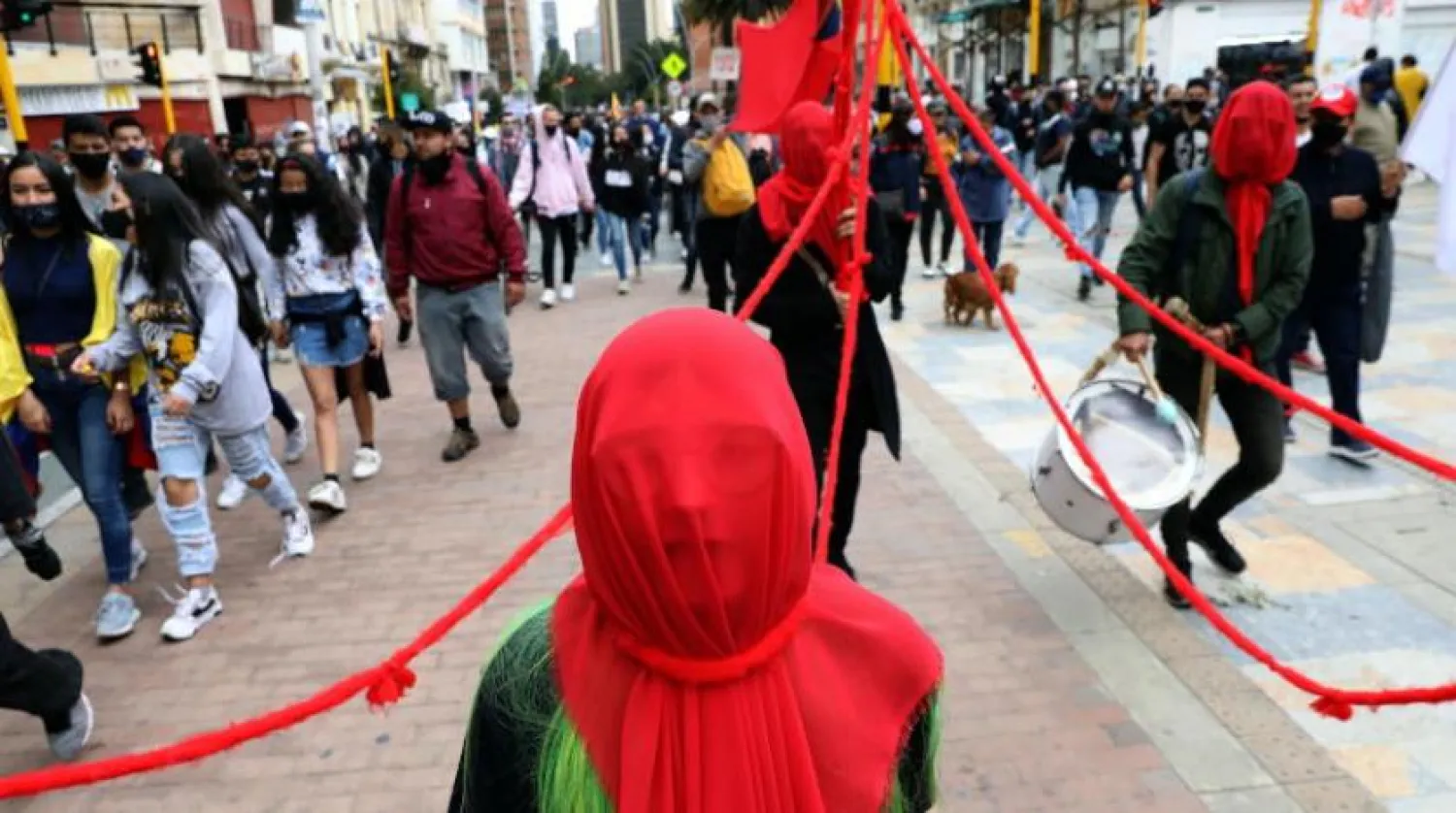 Kolombiya'nın başkenti Bogota'da bir protesto yürüyüşü (EPA)
