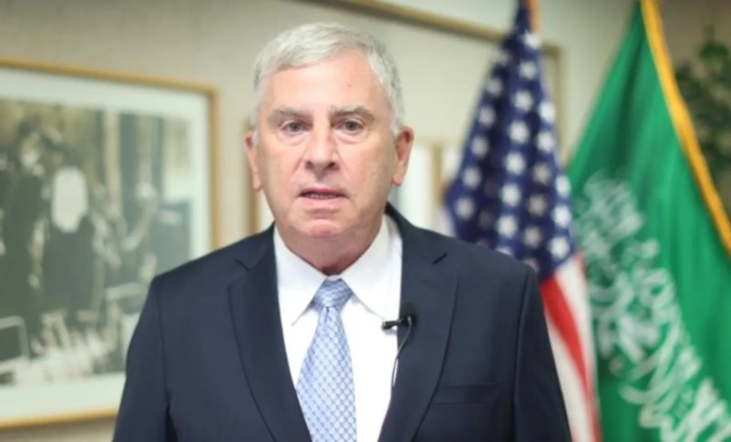 السفير الأميركي في الرياض جون أبي زيد متحدثاً خلال التقرير